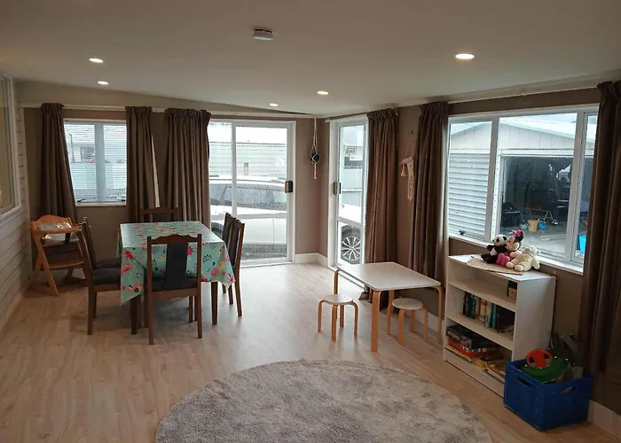 Cosy Kiwi Bach Kid And Pet Friendly Beach House